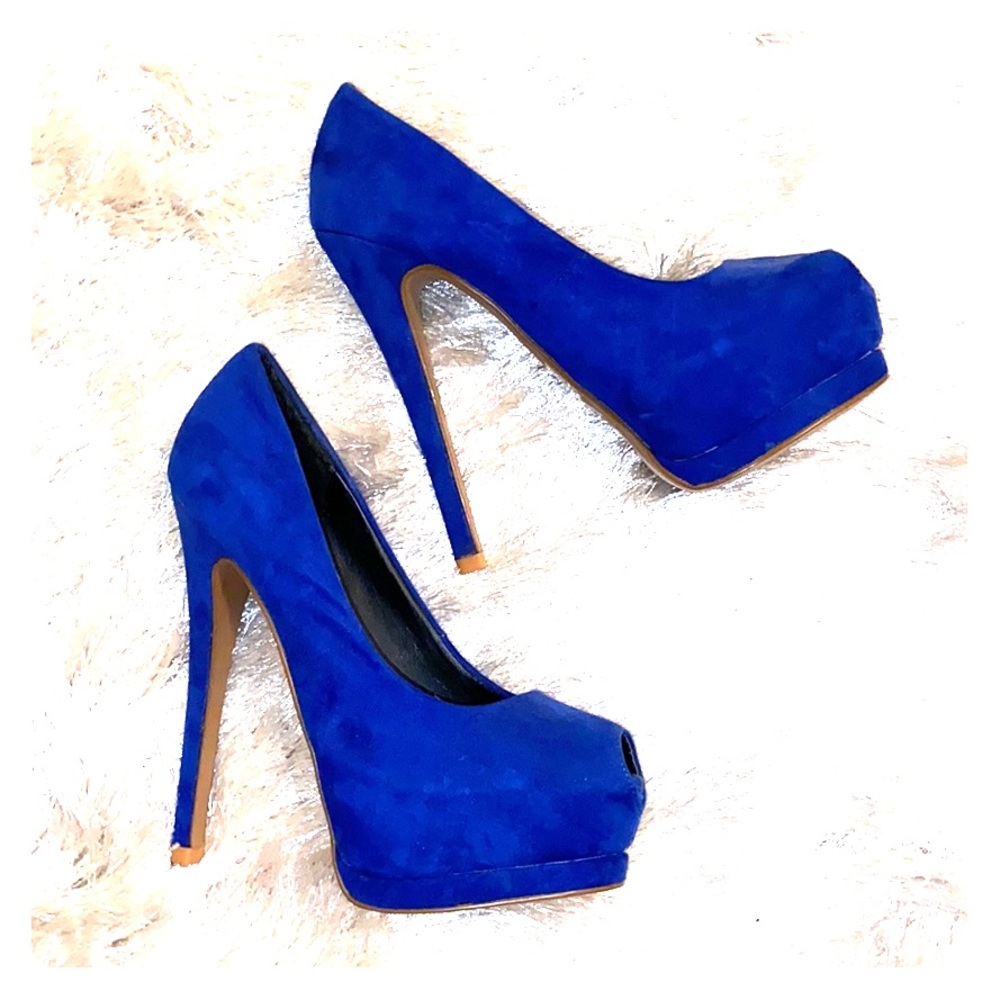 Blue pumps